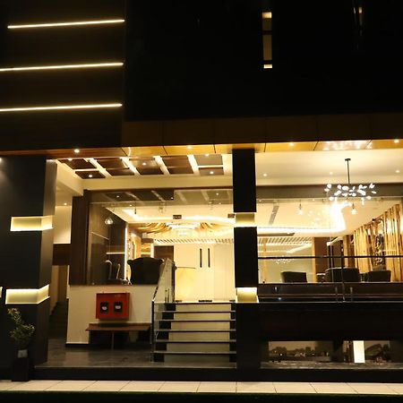 Hotel Emperio Grand לקנאו מראה חיצוני תמונה