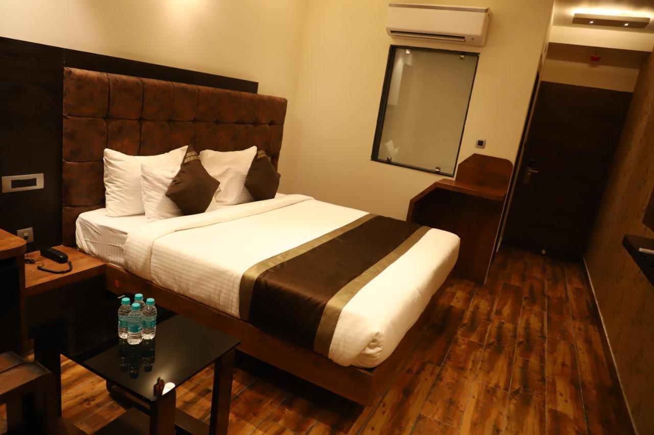 Hotel Emperio Grand לקנאו מראה חיצוני תמונה