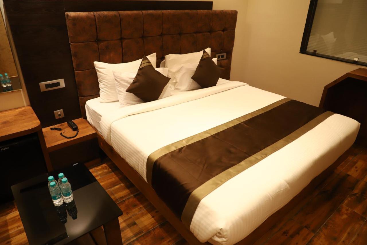 Hotel Emperio Grand לקנאו מראה חיצוני תמונה