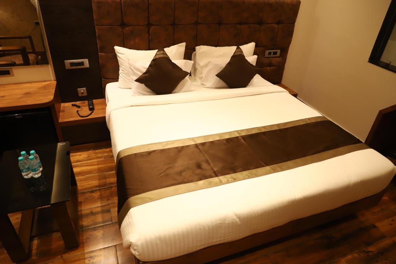 Hotel Emperio Grand לקנאו מראה חיצוני תמונה